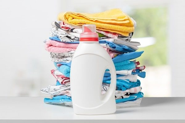 colorful-towels-liquid-laundry-detergent_93675-135766-min