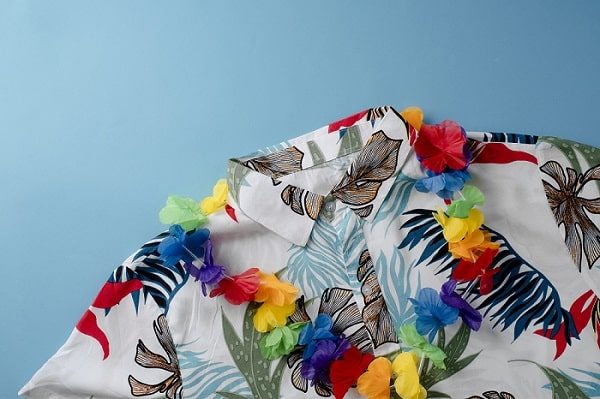 view-hawaiian-shirt-with-floral-print_23-2149366086-min